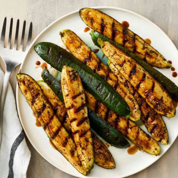 פרוסות קישואים צלויות בשמן זית ושום